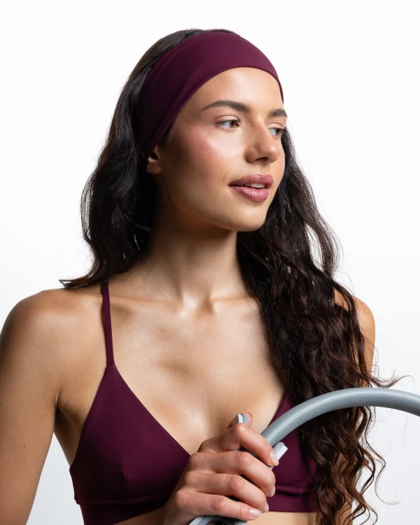 opaska sportowa bordowa do włosów podczas treningu pilates Contour