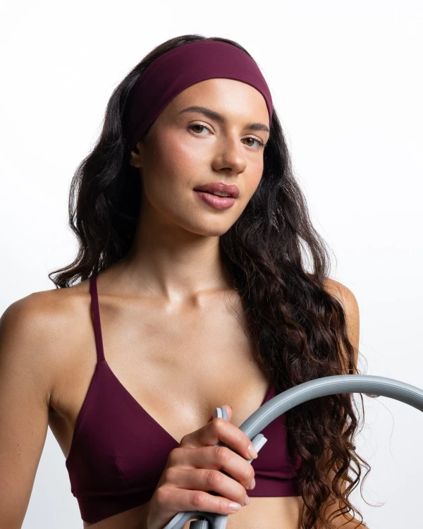 opaska sportowa bordowa do włosów podczas treningu pilates Contour